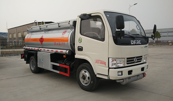 重慶市禮裕運輸有限公司定制的5噸加油車交付使用